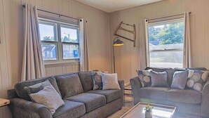 Smart TV, fireplace, offices - Hi-Bug Hideaway- In Town - Historic Home (Red Lodge)