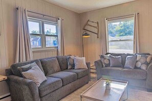 Smart TV, fireplace, offices - Hi-Bug Hideaway- In Town - Historic Home (Red Lodge)