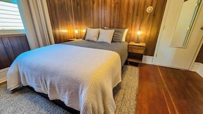 3 bedrooms, desk, iron/ironing board, free WiFi - Hi-Bug Hideaway- In Town - Historic Home (Red Lodge)