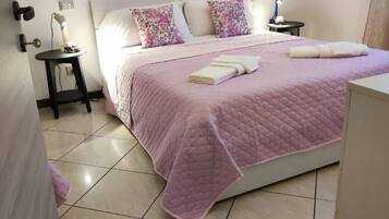 1 chambre, lit parapluie, Wi-Fi gratuit, draps fournis