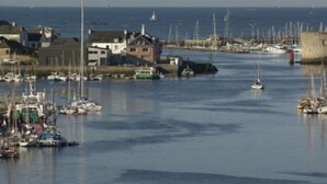 A marina with boats docked, a few houses along the waterfront, and a clear view of the sea. - Comfortable gite in the beautiful Brittany countryside (Bignan)