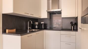 Een koelkast, een kookplaat, een koffiezetapparaat/waterkoker