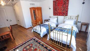 Lits pliants/supplémentaires gratuits, draps fournis