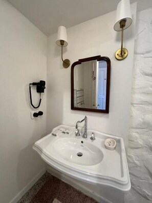 Kamar Double atau Twin Deluks | Kamar mandi | Shower, pengering rambut, handuk, dan sabun