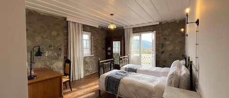 Deluxe Double or Twin Room | Free rollaway beds, bed sheets
