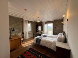 Deluxe Double or Twin Room | Free rollaway beds, bed sheets