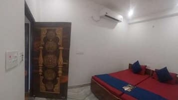 Classic Double or Twin Room | Desk, laptop workspace, free WiFi