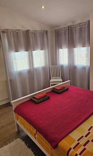 4 bedrooms, desk, iron/ironing board, travel cot