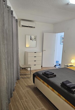 4 Schlafzimmer, Schreibtisch, Bügeleisen/Bügelbrett, Reisekinderbett