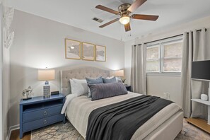 2 dormitoris, planxa i posts de planxar i un bressol de viatge 