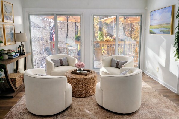 Smart TV, books - Clemson|LakeAccess|ParkPass|PizzaOven|YouTubeTV|King|SUPs|EV (Anderson)