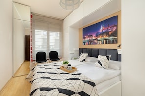 Apartamento, 1 quarto, sacada | Escrivaninha, espaço de trabalho para notebook, roupa de cama