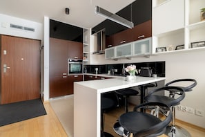 Apartamento, 1 quarto, sacada | Cozinha privada | Fogão, cafeteira/chaleira, chaleira elétrica, torradeira