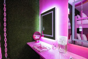 1 slaapkamer, een strijkplank/strijkijzer, wifi, beddengoed