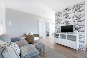 Fernseher, Kamin, Videothek