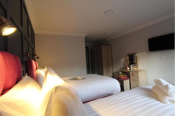 Family Room | Desk, laptop workspace, free WiFi