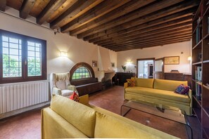 Una Smart TV, una chimenea