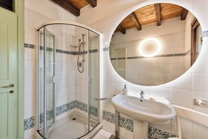 Ducha, secador de pelo, bidé y toallas