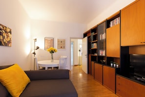Appartement Classique, balcon | Coin séjour | TV connectée