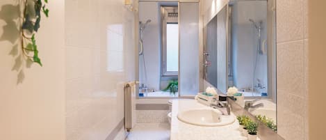 Classic Apartment, Balcony | Bathroom | Combined shower/bathtub, hair dryer, towels, soap
