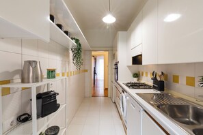 Klassiek appartement, balkon | Privékeuken | Een koelkast met diepvriezer, een oven, een kookplaat, een vaatwasser