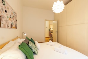 Appartement Classique, balcon | Espace de travail pour ordinateur portable, fer et planche à repasser