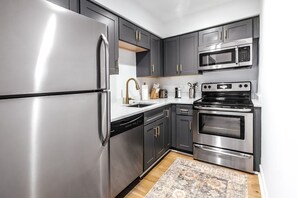 Geladeira, micro-ondas, fogão, cooktop