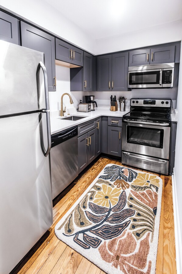 Refrigerador, microondas, horno y parrilla de estufa