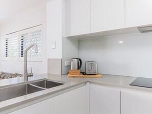 Réfrigérateur, four à micro-ondes, un four, surface de cuisson