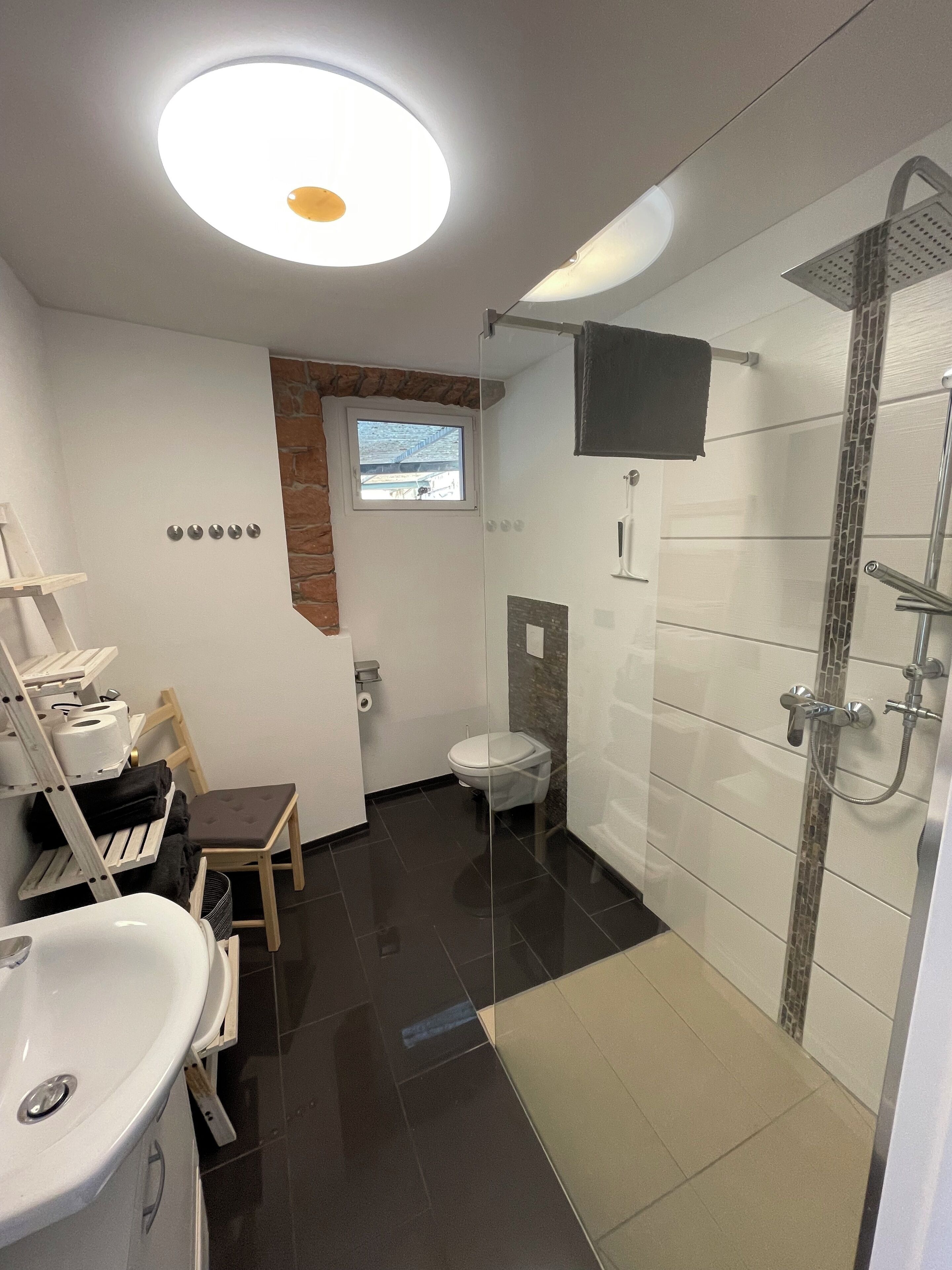 Een douche, een haardroger, handdoeken, zeep