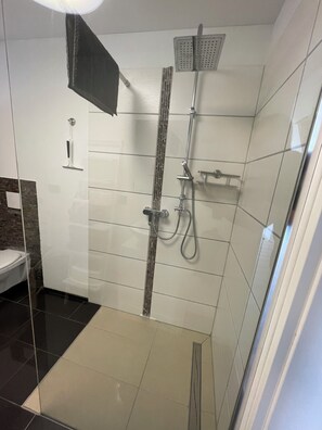 Dusche, Haartrockner, Handtücher, Seife