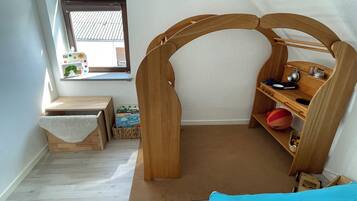 2 bedrooms, desk, travel cot, WiFi