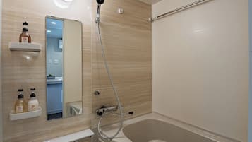 Combinazione doccia/vasca, asciugacapelli, pantofole, asciugamani