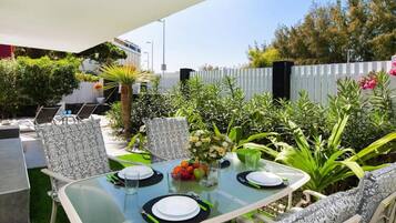 Classic Bungalow, 2 Bedrooms | Outdoor dining