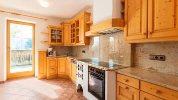 Elite Apartment, 5 Bedrooms | Private kitchen | Fridge, dishwasher