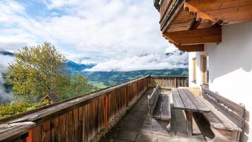 Elite Apartment, 5 Bedrooms | Balcony