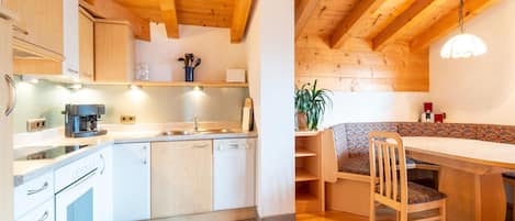 Deluxe Apartment, 3 Bedrooms | Private kitchen | Fridge, dishwasher