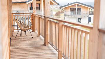 Comfort Chalet, 4 Bedrooms | Balcony