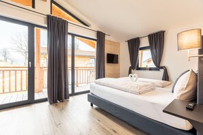 Comfort Chalet, 4 Bedrooms | 3 bedrooms, individually furnished, bed sheets
