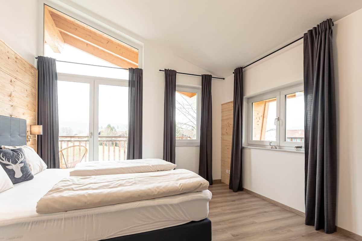 Classic Chalet, 3 Bedrooms | 3 bilik tidur, dilengkapkan perabot secara berasingan, cadar katil