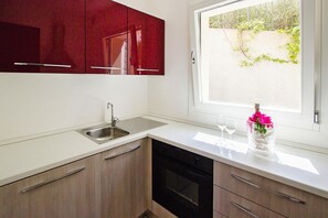 Comfort Apartment, 3 Bedrooms | Private kitchen | Coffee/tea maker, fridge, oven, electric kettle - Apartment in Golfo Aranci With Terrace (Arzachena)