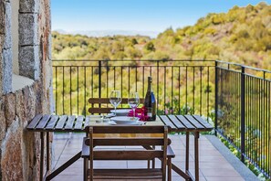 Deluxe Apartment, 3 Bedrooms | Outdoor dining
