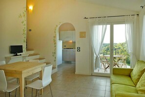 Apartamento clásico, 4 habitaciones | Sala de estar