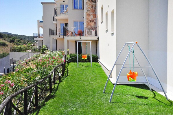 Comfort Apartment, 3 Bedrooms | Garden - Apartment in Golfo Aranci With Terrace (Arzachena)