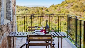 Apartamento luxo, 3 quartos | Opções para refeição ao ar livre