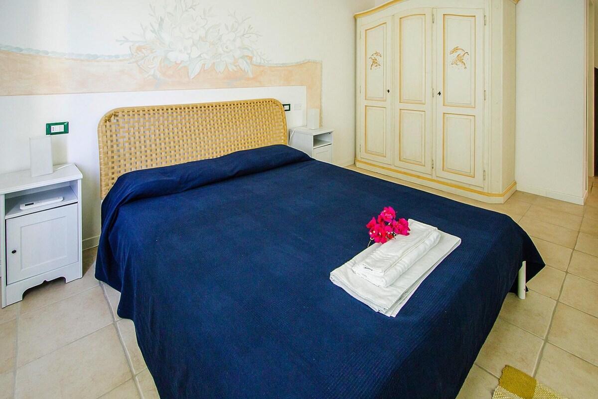 8 chambres, ameublement unique, literie fournie