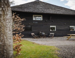 Private kitchen | Fridge, microwave, coffee/tea maker, electric kettle - Nice Holiday Home in Ruinerwold With Garden (Ruinerwold)
