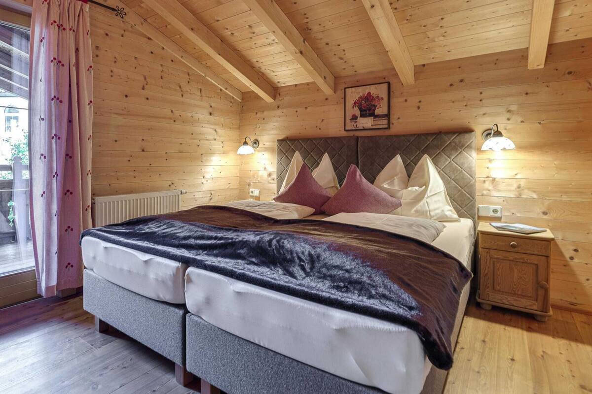 Comfort Chalet, 5 Bedrooms | 20 bedrooms, individually furnished, bed sheets