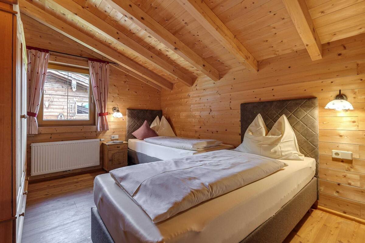 20 bedrooms, individually furnished, bed sheets