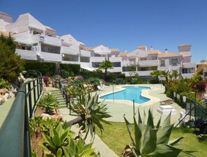 Una piscina al aire libre